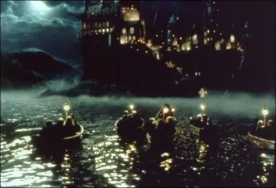 Arrivé à Poudlard, qui accueille les premières années pour leur faire traverser le lac noir en barque ?