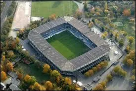 Un match de foot a lieu au Stade de la Meinau. Il se joue donc à ...