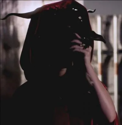 Qui est la personne habill&eacute;e en rouge qui &eacute;coutait les Liars au bal de promo ?