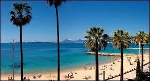 Quelle ville de la Côte d'Azur accueille un célèbre festival de jazz ?