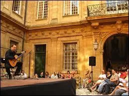 Quelle ville du sud de la France accueille le festival international d'arts lyriques ?