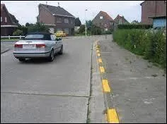 Le long du trottoir de droite, puis-je stationner ? Puis-je m'arrêter ?