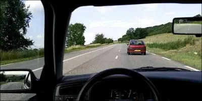 La voiture devant moi roule à 90 km/h. Est-ce que la signalisation autorise le dépassement ? Puis-je donc dépasser ?