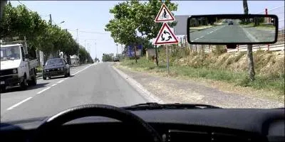 A quelle distance le carrefour à sens giratoire ou le rond-point se situe-t-il ?