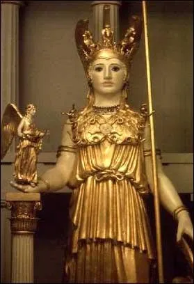 Quel adjectif qualifie une sculpture employant simultanément l'or et l'ivoire ?