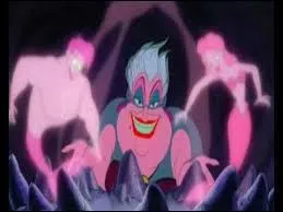 Comme Ariel parvient à séduire le prince, en quoi la sorcière se transforme-t-elle ?