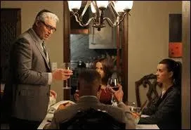 Quels sont les personnages qui ont perdu tous les deux quelqu'un de proche dans la même soirée ? (Indice sur l'image)