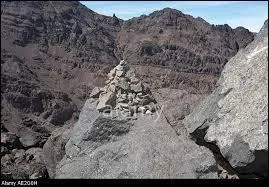 Quel nom porte le saint pour qui les Berbères considèrent le djebel Toubkal comme un lieu sacré ?