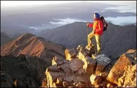 Quel type de randonnées en région montagneuse est très développé dans le djebel Toubkal ?