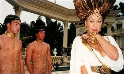 Selon Flavius Josèphe, il deviendra fou après avoir absorbé un philtre d'amour administré par sa femme : Qui est-elle ?