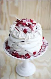 Quel est ce dessert originaire d'Océanie, nappé de crème fouettée et/ou de glace et recouvert de fruits, dont la spécificité est d'être croustillant à l'extérieur et moelleux à l'intérieur ?