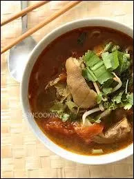 Dans quel pays peut-on déguster cette soupe pimentée à base de vermicelles de soja et de buf, appelée "Bo Bun" ?