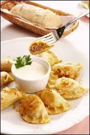 Dans quel pays peut-on déguster des pierogi, ravioles farcies de pommes de terre, de fromage blanc, de viande, de chou et de champignons ?