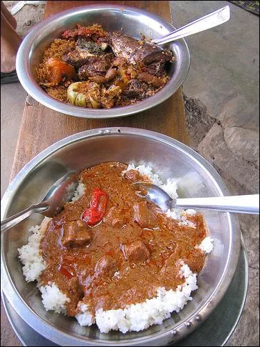 Le thiéboudiène est un plat à base de riz, de poisson, de sauce tomate, et des légumes comme le chou, la carotte, le manioc. Sur quel continent peut-on le déguster ?