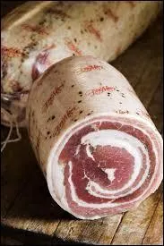 Comment s'appelle cette charcuterie faite de poitrine de porc roulée et séchée, originaire d'Italie ?