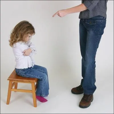 Qui chantait "Dis bonjour, dis bonsoir, ne cours pas dans le couloir..."