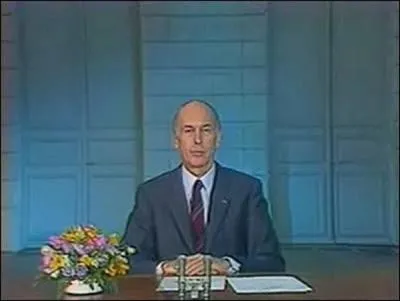 Le mot "au revoir" marque la fin du discours prononcé par Valéry Giscard d'Estaing deux jours avant son départ de la présidence de la République. En quelle année était-ce ?