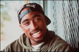 Le chanteur Tupac est classé 62e dans le classement des 100 plus grands artistes musicaux de tous les temps.