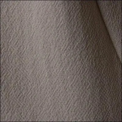 Quel est ce tissu à l'aspect ondulé, qui, jusqu'au début du XXe siècle, était utilisé en signe de deuil en Occident ?