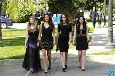 Pour aller à un enterrement quelle robe choisirez-vous ? Que va choisir Hanna ?