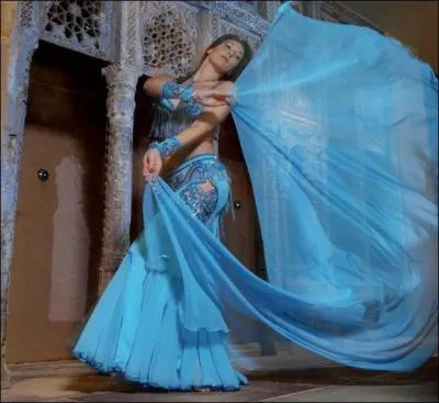 Qui chantait "Petite rue de Casbah, au milieu de casa, petite brune enroulée d'un drap..." ?