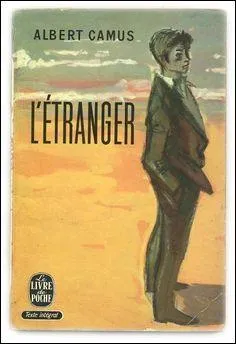 Où vit Meursault, dépeint par Albert Camus dans son livre "L'étranger" ?