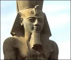 Ramsès II est un des pharaons les plus célèbres de l'Égypte antique. Son règne fut un des plus longs de l'Histoire (76 ans) ; il lui a permis de doter son pays d'un grand nombre de monuments. Creusée dans la vallée des Rois, sa tombe a été plusieurs fois pillée, et sa momie fut déplacée de nombreuses fois. Elle fut reçue à Paris (1976) pour être restaurée. Quelle légende associe-t-on à Ramsès II ?