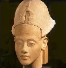 Néfertiti est l'autre reine d'Égypte la plus célèbre. Pour sa beauté, son rôle actif dans le gouvernement auprès de son mari, sa mort mystérieuse ou encore sa momie jamais retrouvée... Comment se nommait son mari, pharaon de la XVIIIe dynastie ?