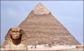 La pyramide de Khéops (Gizeh) est la plus haute pyramide d'Égypte (146 mètres de haut et 230 mètres de côté). Elle fut construite vers 2560 av. JC et reste la seule des Sept Merveilles du monde antique encore visible aujourd'hui. Sur le même site, deux autres pyramides lui tiennent compagnie : celle de Khéphren (fils de Khéops) ; celle de Mykérinos (petit-fils de Khéops) : sa hauteur est de...