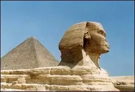 Le Sphinx de Gizeh est l'une des sculptures les plus monumentales de notre Histoire. Construite vers 2500 précédant notre ère, cette belle statue mesure 73, 5 m de long ; 20, 22 m de haut et 14 m de large. Le Sphinx avait sans doute pour fonction de veiller sur les tombes des pharaons. Selon la théorie de la plupart des scientifiques, quel pharaon a prêté son visage au Sphinx de Gizeh ?