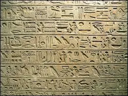 Les hiéroglyphes égyptiens sont l'une des premières écritures connues (datant de 3300 av. JC). Gravé sur la pierre ou tracé sur du papyrus, chaque dessin représente un son ou une idée (idéogramme). Rapidement, l'écriture se simplifia. Les hiéroglyphes deviennent une écriture sacrée employée pour orner les monuments, entre autres. Dans quel sens se lisent généralement les hiéroglyphes ?