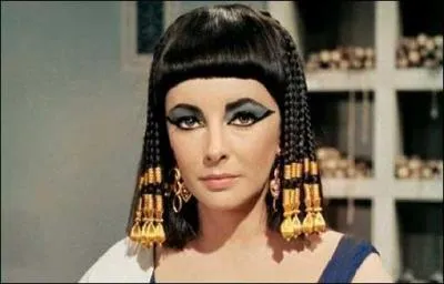 Cléopâtre VII fut la dernière Reine de l'Égypte, et sans conteste, la plus célèbre. Sa vie, sa mort et ses amours ont fait d'elle une légende dont le cinéma n'a pas hésité à s'en emparer. Vous avez ci-contre la photo de Cléopâtre dans « Cléopâtre » (1963). Quel est le nom de cette actrice ? (Indice : elle est connue pour ses beaux yeux violets ! )