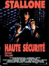 Dans "Haute Sécurité", film américain sorti en 1989, le détenu incarné par Sylvester Stallone en bave sévère à cause du directeur de la prison, véritable sadique tortionnaire. Quel comédien interprète ce fameux directeur ?