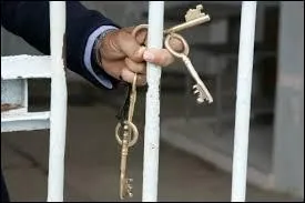 Lorsque l'on évoque ce qui est en rapport avec la prison, le monde pénitentiaire, on parle du milieu :