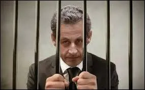 Sous l'autorité et la gestion de quel ministère l'administration pénitentiaire est-elle placée ?