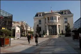 Unique station thermale d'Île-de-France, Enghien-les-Bains se situe dans le département ...