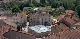 Nous allons à Bains-les-Bains. C'est une ville thermale du département ...