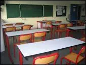 On s'assoit sur des tables mais autrefois, les écoliers appelaient ça des...