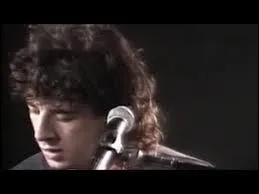 « Qui ___ le droit d'faire ça à un enfant qui croit vraiment c'que disent les grands ? On passe sa vie à dire merci, merci à qui ? À quoi ? À faire la pluie et le beau temps pour des enfants à qui l'on ment »