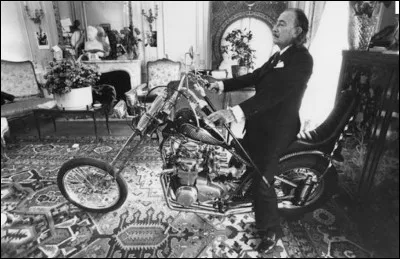 Sur cette photo, est-ce bien Salvador Dalí ou un imitateur ?