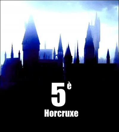 Transformé en Horcruxe en tuant rapidement un passant, Voldemort revient à Poudlard pour cacher son trophée. Comment réussit-il à pénétrer dans l'enceinte du château ?