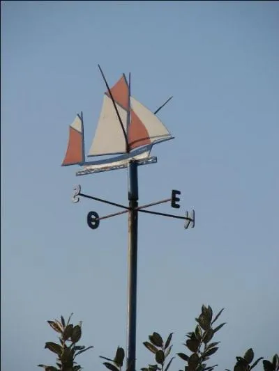 Sur quelle île de l'océan Atlantique, peut-on voir cette girouette et se recueillir sur la tombe du Maréchal Pétain ?