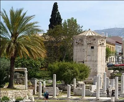 Où se trouve la plus ancienne girouette du monde, qui représente un triton ?