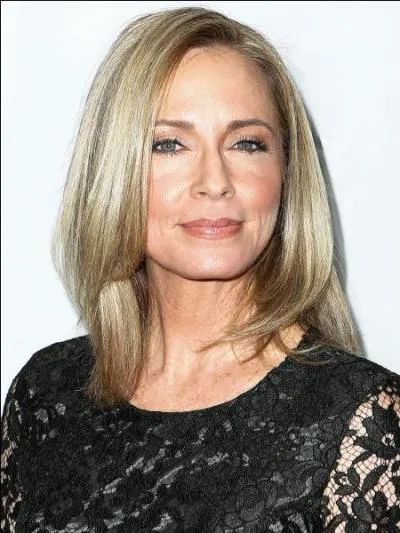 Qui joue le rôle de Moira Queen ?