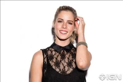 Qui joue le rôle de Felicity Smoak ?