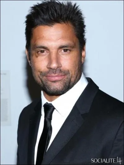 Qui joue le rôle de Slade Wilson ?