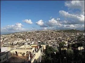 Cette ville est située à 180 km de Rabat. Quelle est-elle ?