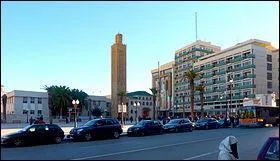 Laquelle de ces villes est bordée à l'est par l'Algérie ?