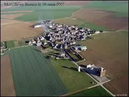 Nous passons au-dessus de Morville-en-Beauce. Village Loirétain, dans la région agricole de la Beauce riche, il se situe en région ...