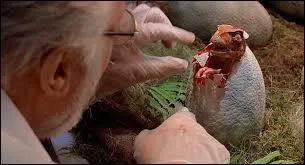 Au début du premier film, quel bébé dinosaure Alan Grant tient-il dans ses mains ?